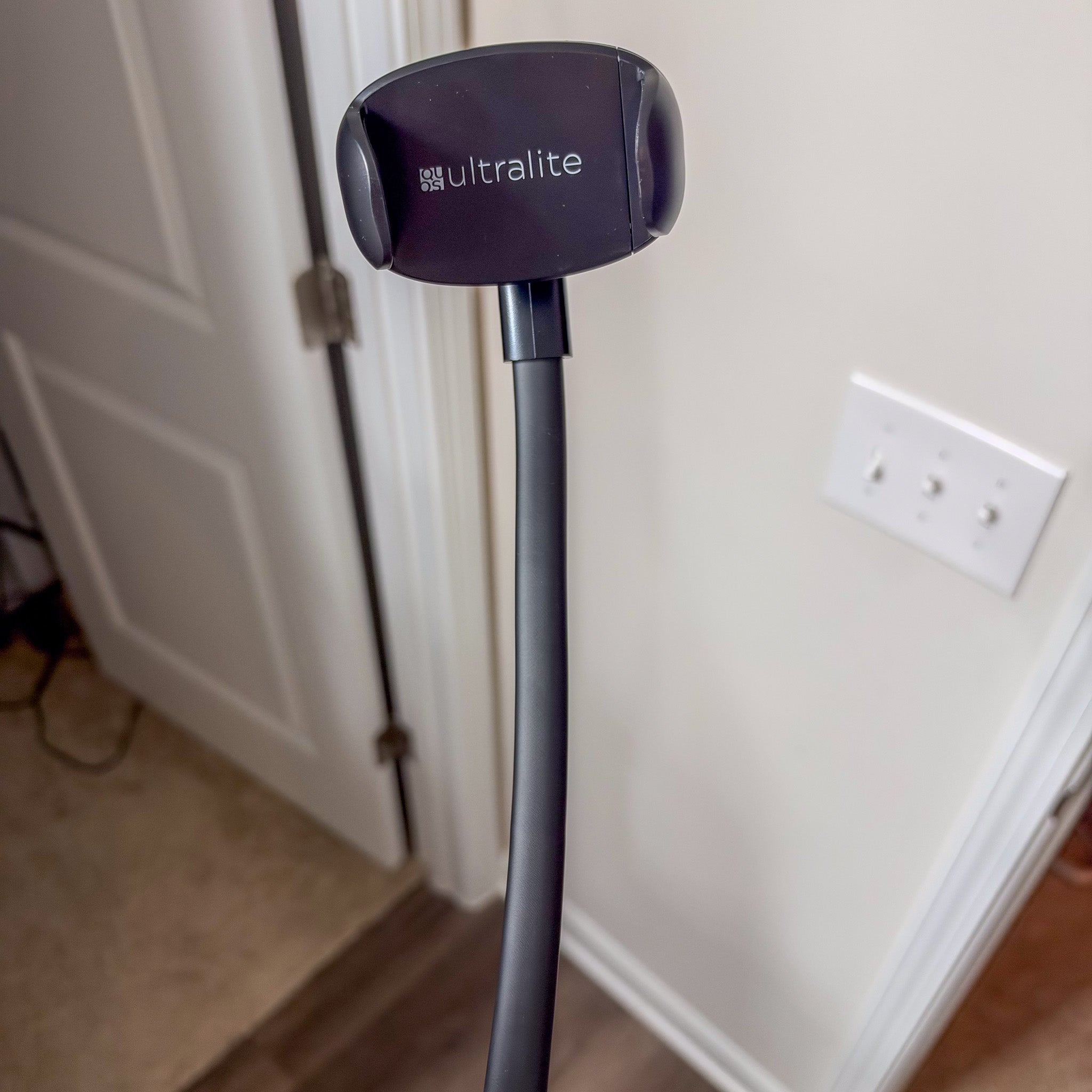 Customer photo: close-up of the Zero Hands phone holder